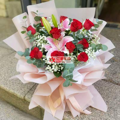柳州11朵红玫瑰百合，全世界里只有一个你